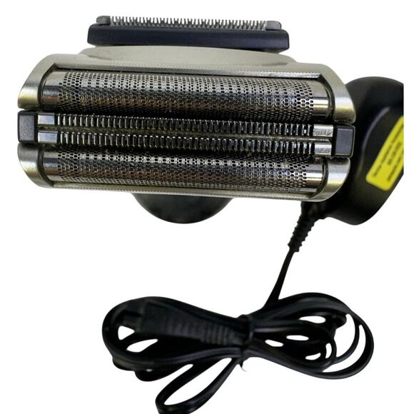 Panasonic ES8152 Wet/Dry Shaver with Charger - Picture 3 of 9